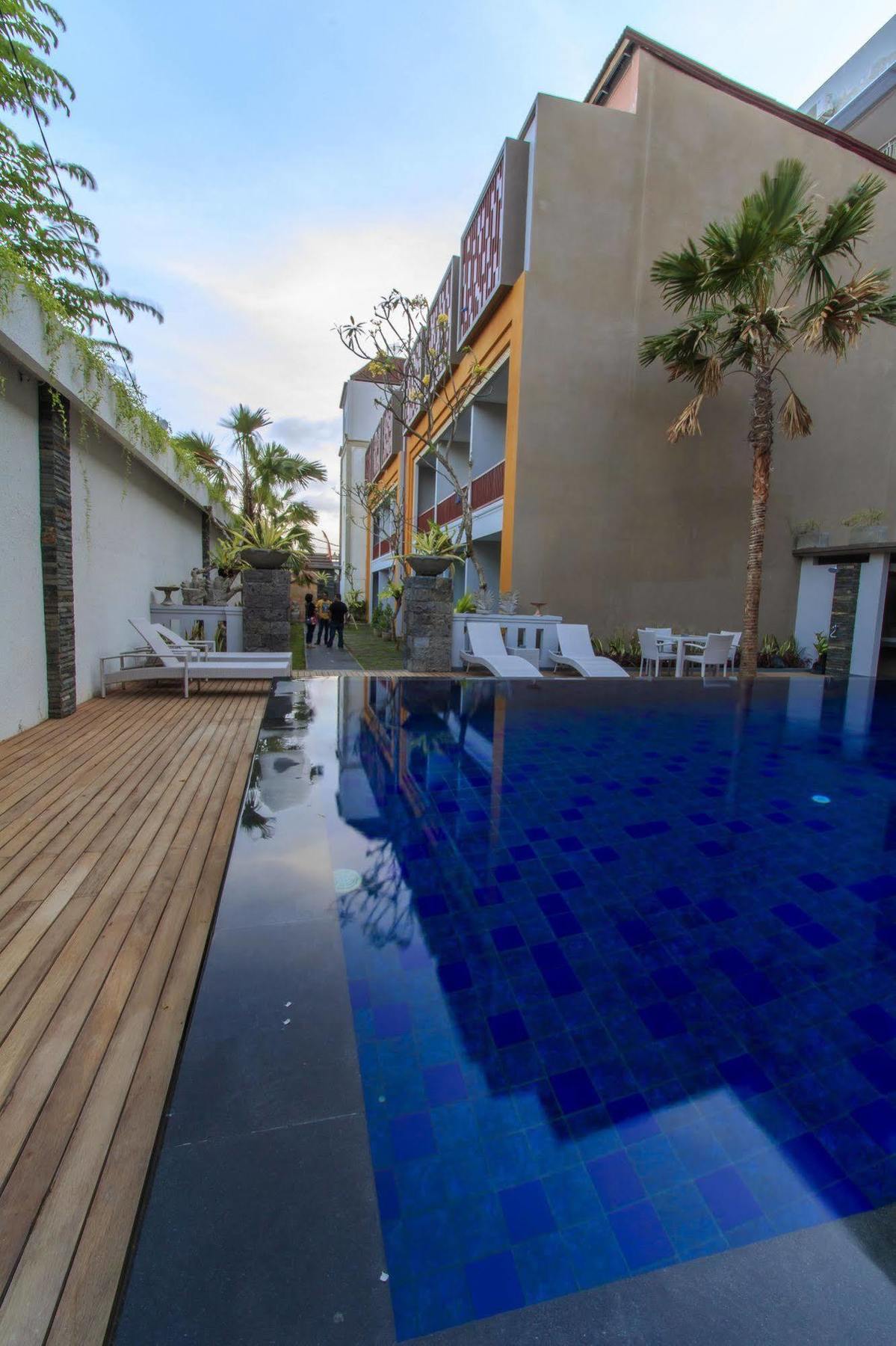 Transera Kamini Legian Hotel Екстериор снимка
